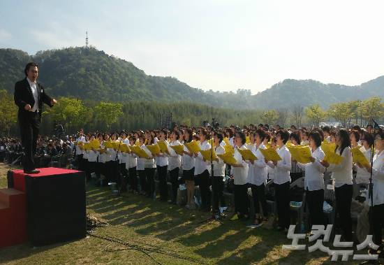 울산광역시기독교연합회가 주최한 2017 울산 부활절 연합예배가 16일 오후 태화강대공원 야외공연장에서 1부 연합예배와 2부 찬양집회로 나눠 진행됐다. 개회송을 하고 있는 울산합동교단연합찬양대.(사진=반웅규 기자)