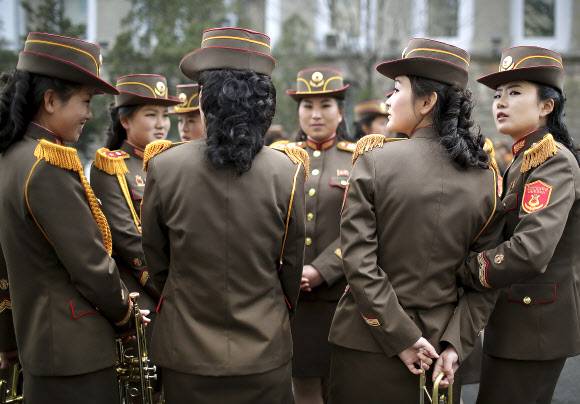 15일 북한 김일성 주석의 생일인 태양절을 맞아 여군 의장대원들이 평양 김일성광장에서 열병식이 거행되기 전 대화를 나누고 있다.AP 연합뉴스