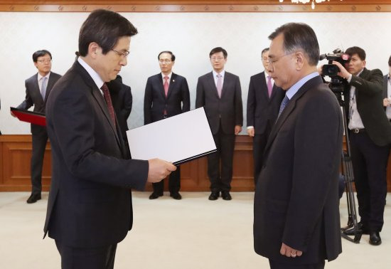 박근혜 대통령은 지난해 11월30일 박영수 전 서울고검장을 국정농단 의혹 사건의 특별검사로 임명했다. 박영수 특검(오른쪽)이 다음날인 12월1일 황교안 국무총리로부터 특별검사 임명장을 받고 있다. 특검팀은 준비기간을 거쳐 12월21일 공식 수사에 착수했다. 뉴시스
