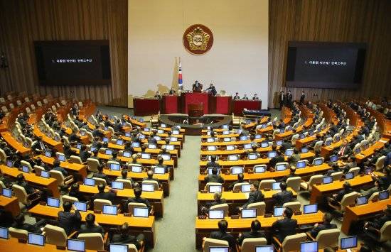 정세균 국회의장이 지난해 12월9일 국회 본회의에서 박근혜 대통령 탄핵소추안 가결을 선포하고 있다. 탄핵안은 재적의원 300명 가운데 299명이 투표에 참여해 찬성 234명, 반대 56명, 기권 2명, 무효 7명으로 압도적으로 가결 처리됐다. 뉴시스