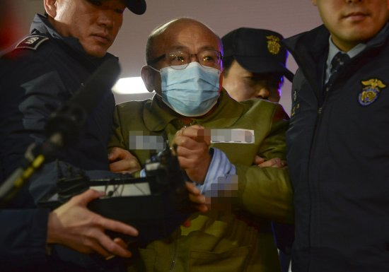 문형표 전 보건복지부 장관은 박영수 특별검사팀의 구속 1호가 됐다. 지난해 12월28일 새벽 긴급체포된 문 전 장관이 같은날 특검팀 조사를 받기 위해 다시 소환되고 있다. 그는 같은 달 31일 새벽 구속됐다. 뉴시스