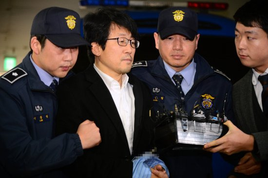 이인화라는 필명으로 유명한 이화여대 류철균 디지털미디어학부 교수는 특검의 구속 2호가 됐다. 그는 최순실씨 딸 정유라씨에게 학점 특혜를 준 혐의로 지난 1월3일 구속됐다. 뉴시스
