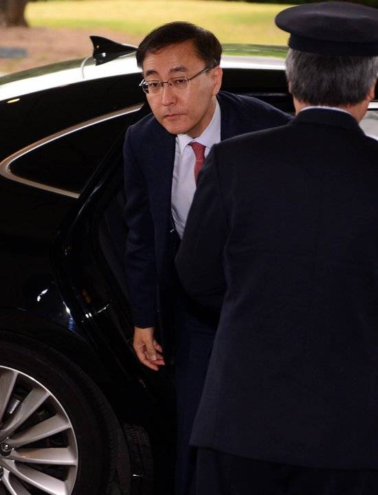 검찰 2기 특별수사본부는 17일 박근혜-최순실 게이트에 관한 최종 수사결과를 발표했다. 특수본은 박근혜 전 대통령을 구속기소하고 수사를 사실상 마무리했다. 하지만 우병우 전 청와대 민정수석에 대한 '면죄부 수사'로 검찰 개혁 필요성이 더욱 강하게 제기되고 있다. 김수남 검찰총장이 이날 오전 대검찰청으로 출근하고 있다. 뉴시스