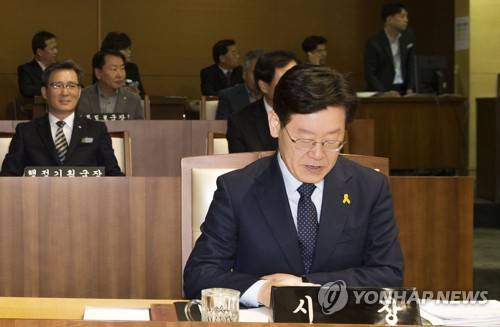 성남시의회 임시회 본회의에 출석한 이재명 성남시장 [성남시 제공=연합뉴스 자료사진]