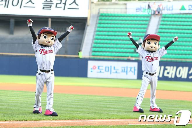 역사 속으로 사라지게 된 LG 트윈스 마스코트 근성이와 팀웍이.(LG 제공)© News1