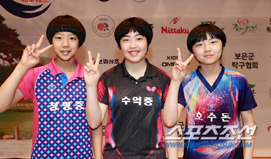 신유빈이 함께 아시아카뎃선수권 대표로 선발된 유한나(15·문산수억중), 이다은(15·호수돈여중) 언니들과 V포즈를 취했다. 사진제공=더핑퐁 안성호 기자