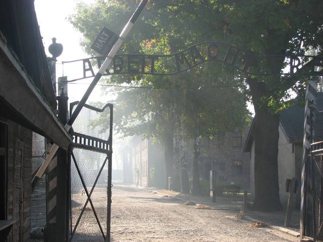 아우슈비츠 수용소 정문.