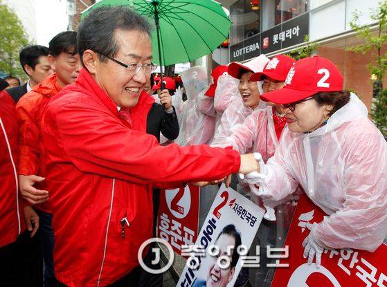 홍준표 자유한국당 대선 후보가 공식 선거운동 첫날인 17일 오후 대구 동성로 대구백화점 앞 광장에서 첫 집중유세에 나섰다. 홍 후보가 자신을 지지하는 선거운동원과 인사를 나누고 있다. 프리랜서 공정식