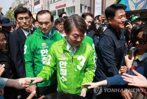 (대구=연합뉴스) 홍해인 기자 = 국민의당 안철수 대선후보가 18일 오전 대구 중구 동성로 대구백화점 일대에서 열린 '시민이 이깁니다' 대구 국민승리유세에 참석하며 시민들과 손을 잡으며 인사하고 있다. 2017.4.18 hihong@yna.co.kr