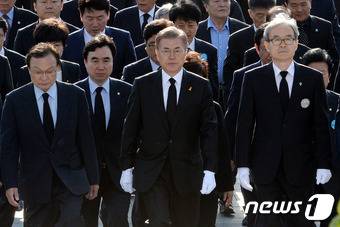 문재인 더불어민주당 대통령 후보가 4·19혁명 57주년인 19일 오전 서울 강북구 국립4.19민주묘지를 찾아 참배를 하기 위해 기념탑으로 들어서고 있다. 2017.4.19/뉴스1 © News1 박세연 기자