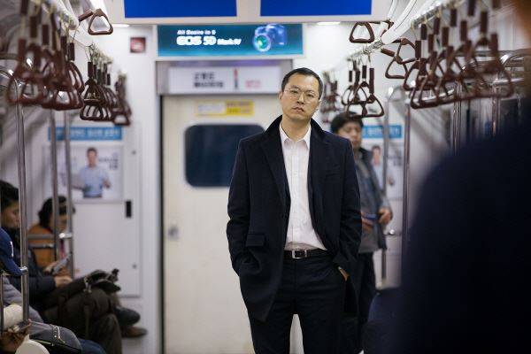 ‘내일 그대와’에서 백현진은 무미건조한 표정으로 살인을 저지른 뒤 두려움에 발버둥치는 인물을 연기하며 극에 서늘한 기운을 불어넣었다. tvN 제공