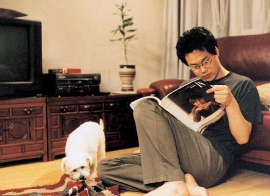 2002년 개봉한 ‘뽀삐’에선 애완견을 잃고 개에 대한 영화를 찍는 영화감독을 연기했다.