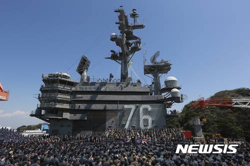 【요코스카(가나가와)=AP/뉴시스】 19일 일본 가나가와(神奈川)현 요코스카(横須賀) 미 해군기지의 원자력 항공모함인 로널드 레이건 호 갑판위에 자위대원들과 미군이 모여있다. 이날  마이크 펜스 미 부통령은 레이건호에 올라 미일 대북 공조를 확인하는 내용의 연설을 했다. 2017.04.19.