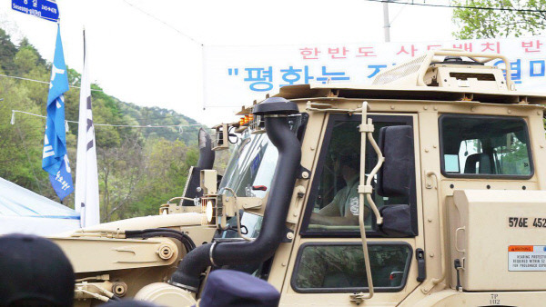 20일 오전 미군 소유로 추정되는 중장비 ‘셔블로더’가 사드 배치 예정지인 경북 성주골프장으로 향하고 있다. 운전석에 미군이 탑승하고 있는 것을 확인할 수 있다.｜성주투쟁위 제공