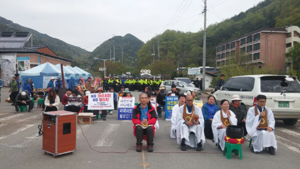 20일 오전 성주투쟁위 등이 경북 성주골프장에서 약 2㎞ 떨어진 초전면 소성리 마을회관 앞에서 종교의식을 하고 있다.｜성주투쟁위 제공
