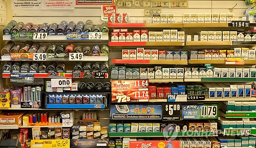 뉴욕시의 한 가게안에 진열된 담배[EPA=연합뉴스 자료사진]
