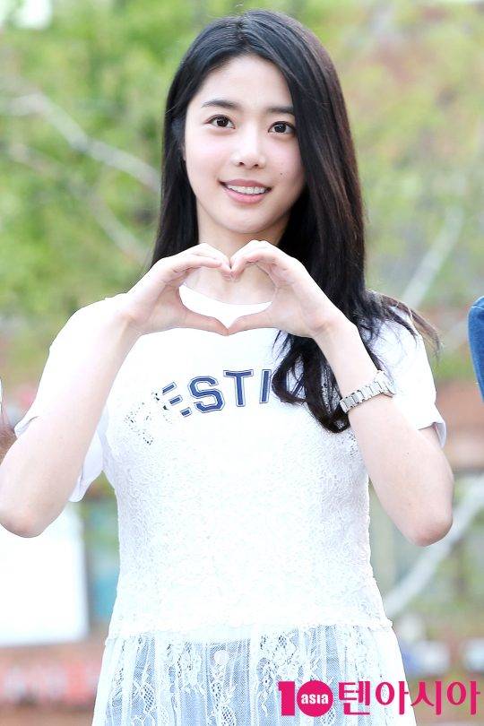 걸그룹 보너스베이비 문희가 21일 오전 서울 영등포구 여의도동 KBS 신관 공개홀에서 열린 KBS 2TV ‘뮤직뱅크’ 리허설에 참석해 포토타임을 갖고 있다.