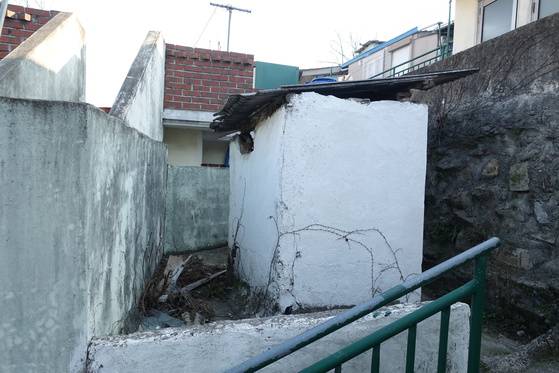 가파르고 끝이 보이지 않는 계단 길 중간에 남아 있는 한 칸 공용화장실. 급한 사람은 어찌했을까 상상해보면 난감 그 자체다. 지금은 사용하지 않는 듯하다.