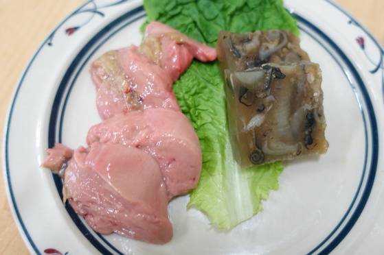 빛깔 고운 홍어 애와 껍질묵. 묵은 홍어 껍질과 자투리 살을 달여서 굳혔다.