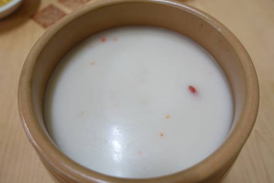 덕인집의 구기자·인삼막걸리는 차진 흑산도 홍어 삼합과 찰떡궁합이다.