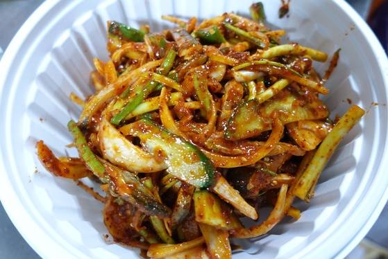 순식간에 뚝딱 버무려낸 웅어회무침. 시장음식이라 맛이 강했으나 안주로는 그럴듯했다.