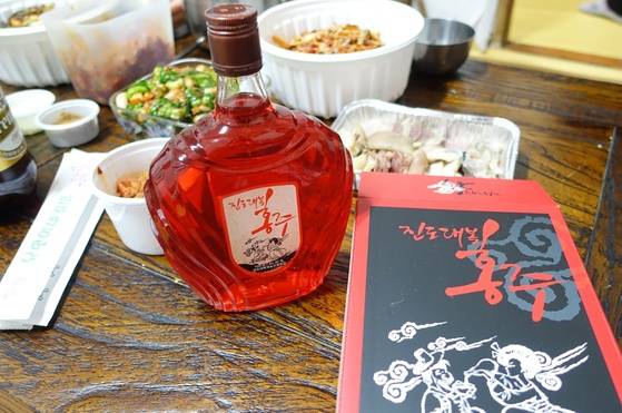 목포와 뱃길로 가까운 진도의 유명한 전통주인 홍주. 40도의 증류주인데 기름진 생선의 회무침과 잘 어우러졌다.