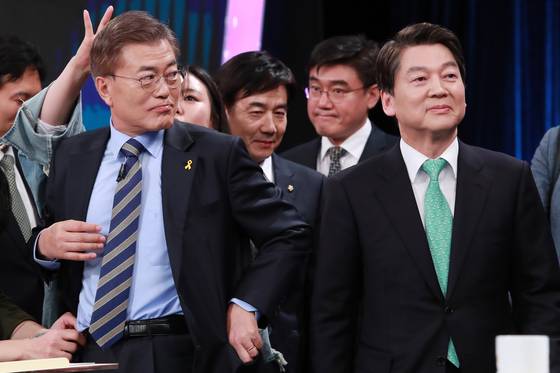 문재인 더불어민주당 대선후보와 안철수 국민의당 대선후보가 19일 서울 여의도 KBS본관에서 열린 KBS 주최 대선후보 토론회에서 토론 준비를 하고 있다. 국회사진기자단