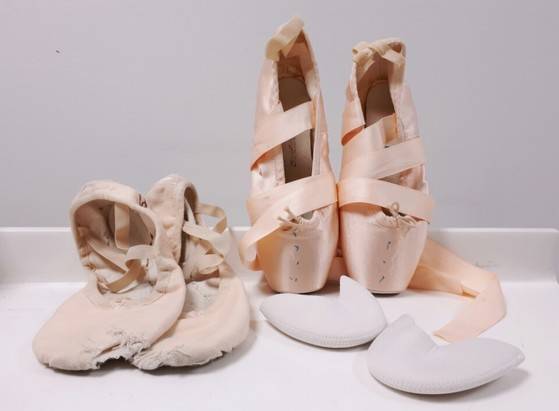 기자가 직접 신는 발레 슈즈들이다. 프로가 아닌 일반인은 천으로 된 일명 '캔버스 슈즈'를 신는다. [사진 전수진 기자]