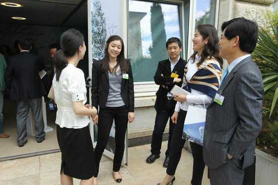 지난 2011년 스위스 IOC 회의에서 만난 김연아. 프레젠테이션이 끝난 뒤, 편한 차림으로 갈아입은 뒤 각국 기자단 및 IOC 관계자들과 담소 중이다. [사진 저작권 전수진 기자/복사 및 재사용 불허]