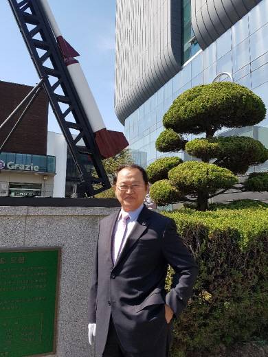 최상혁 수석연구원이 19일 모교인 인하대에서 1964년 자신이 개발한 로켓 발사체 모형 앞에 서서 포즈를 취하고 있다.