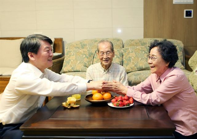 국민의당 안철수 대선후보가 21일 밤 유세를 마친 뒤 부산 수영구 광안리에 위치한 본가에 도착해 아버지 안영모 옹, 어머니 박귀남 여사와 담소를 나누고 있다. 안철수 후보 캠프 제공