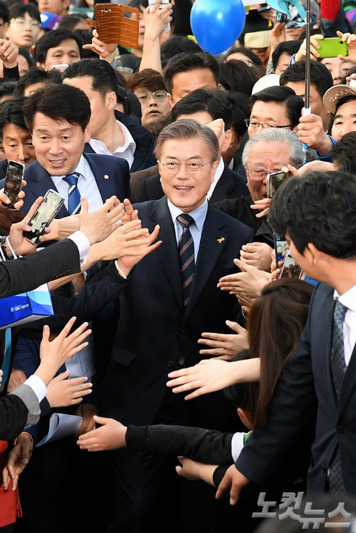 더불어민주당 문재인 대선 후보가 20일 인천 부평역 광장에서 열린 집중 유세에서 지지자들과 손바닥을 부딪히고 있다. (사진=박종민 기자)