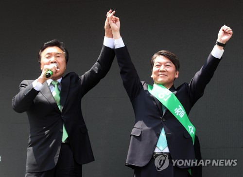 (창원=연합뉴스) 김동민 기자 = 국민의당 안철수 대선후보(오른쪽)와 손학규 대선캠프 상임선대위원장이 22일 오전 경남 창원시 의창구 읍성로 일대에서 지지를 호소하고 있다.       image@yna.co.kr