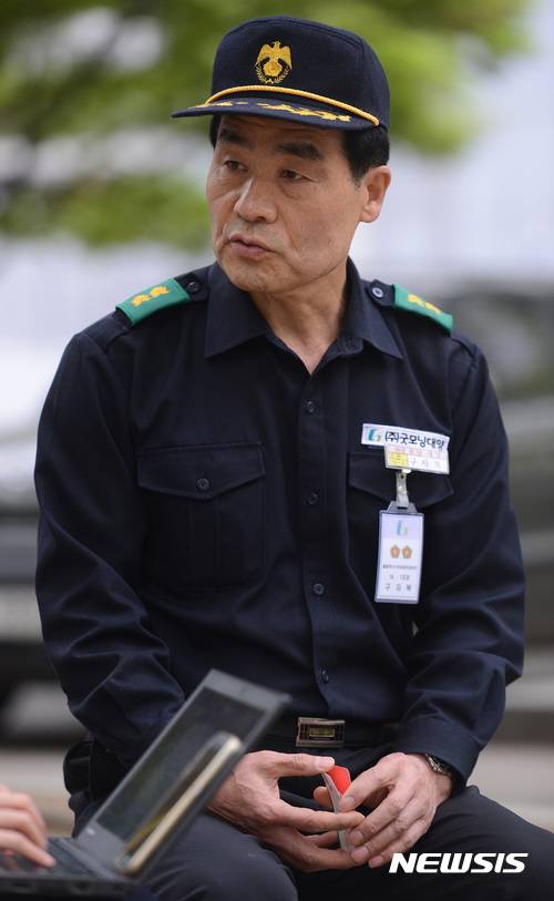 【서울=뉴시스】김선웅 기자 = 무인경비시스템 도입으로 해고 위기에 놓였던 283명의 경비원 중 한명인 구자복 씨가 20일 서울 송파구 올림픽선수기자촌아파트에서 뉴시스와 인터뷰를 하고 있다. 2017.04.23.    mangusta@newsis.com