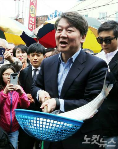 국민의당 안철수 대선 후보가 22일 오후 경남 창원시 마산합포구 마산어시장에서 생선을 들어보고 있다. (안철수 캠프 제공) 이한형기자