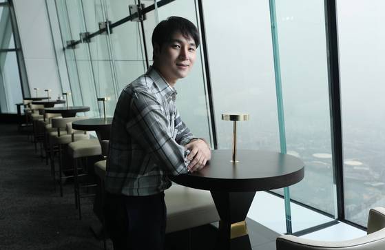 롯데월드타워 123 라운지 공간을 디자인한 양태오 디자이너가. 전민규 기자