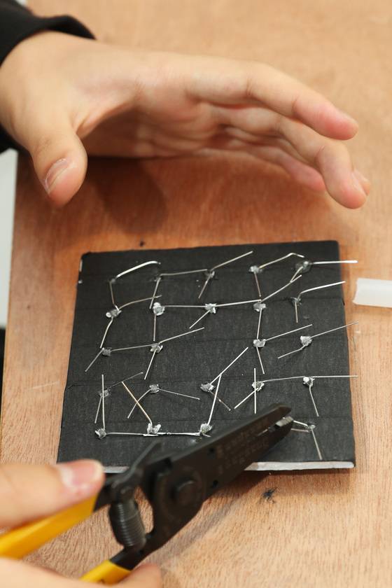 김지만군(서울 온곡중 3)이 만들고 있는3D 홀로그램 프로젝터. [장진영 기자]