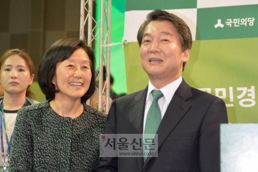 안철수 국민의당 대선후보와 부인 김미경씨 - 서울신문 DB.