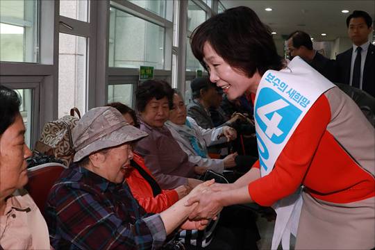 유승민 바른정당 대선후보의 부인 오선혜 씨가 25일 오전 경기 고양시 일산동구 일산노인종합복지관을 찾아 유 후보에 대한 지지를 호소하고 있다. ⓒ데일리안 홍금표 기자