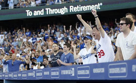 지난 2014년 5월 27일 열린 메이저리그 LA다저스-신시내티 레즈전에서 환호하는 LA다저스 홈팬들. 로스엔젤레스=신현식 미주중앙일보 기자