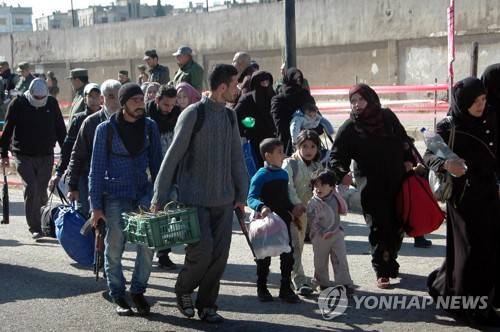 시리아군과 반군의 합의에 따라 지난달 24일 홈스의 반군 측 주민들이 도시를 포기하고 반군 지역으로 이동하고 있다. [EPA=연합뉴스]