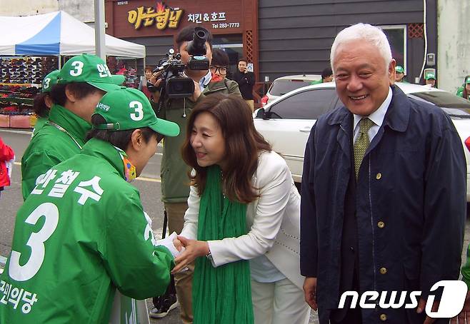 26일 무안군 일로읍 5일장 입구에서 김한길 전 새정치민주연합 대표와 부인 최명길씨가 운동원들을 격려하고 있다. 2017.4.26. /뉴스1