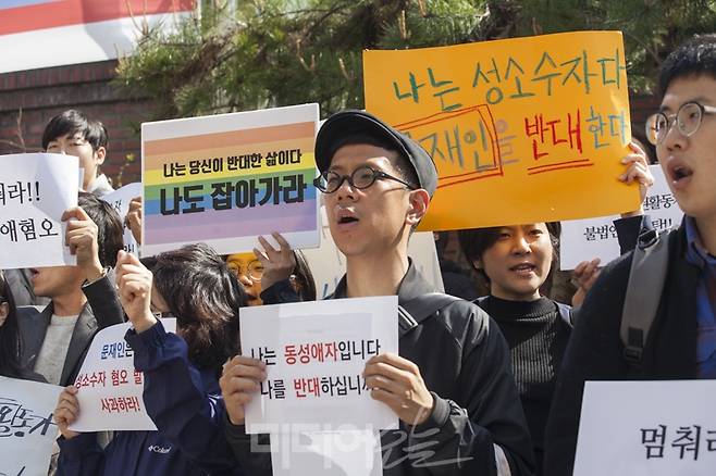 ▲ 성소수자 차별반대 무지개행동과 녹색당, 한국여성단체연합, 정의당 등은 26일 오후 3시 서울 영등포경찰서 앞에서 ‘동성애 반대 발언 문재인 후보 규탄’ 기자회견을 열고 국회에서 기습시위를 하다가 연행된 성소수자 인권활동가 13인의 즉각 석방을 촉구했다. 사진=이치열 기자 truth710@