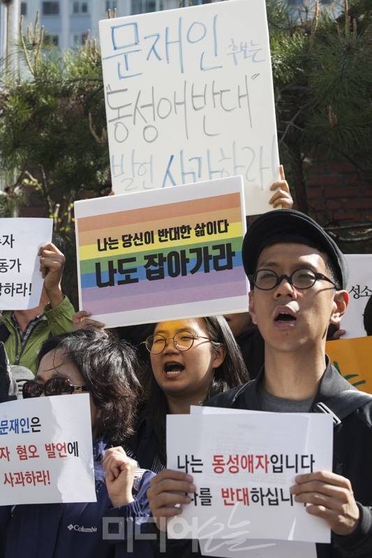 ▲ 성소수자 차별반대 무지개행동과 녹색당, 한국여성단체연합, 정의당 등은 26일 오후 3시 서울 영등포경찰서 앞에서 ‘동성애 반대 발언 문재인 후보 규탄’ 기자회견을 열고 국회에서 기습시위를 하다가 연행된 성소수자 인권활동가 13인의 즉각 석방을 촉구했다. 사진=이치열 기자 truth710@