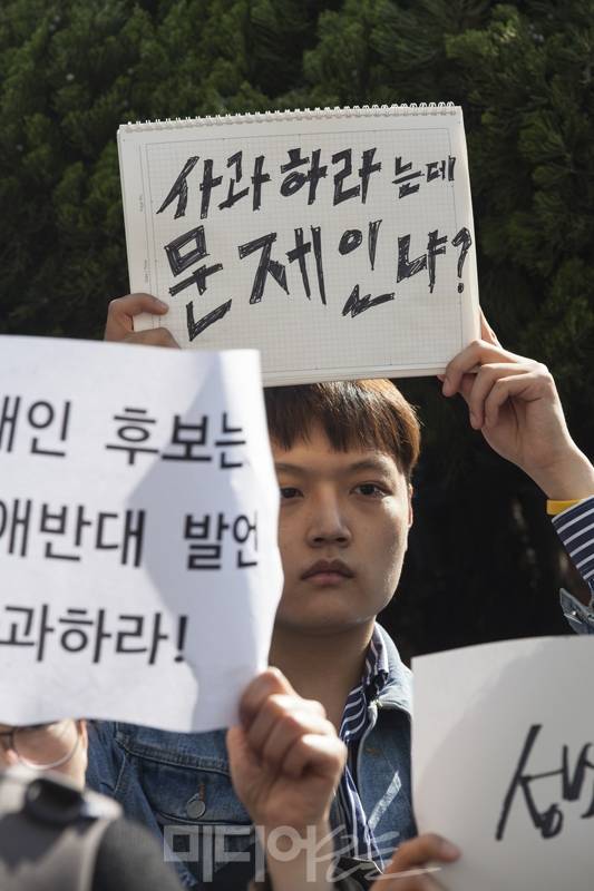 ▲ 성소수자 차별반대 무지개행동과 녹색당, 한국여성단체연합, 정의당 등은 26일 오후 3시 서울 영등포경찰서 앞에서 ‘동성애 반대 발언 문재인 후보 규탄’ 기자회견을 열고 국회에서 기습시위를 하다가 연행된 성소수자 인권활동가 13인의 즉각 석방을 촉구했다. 사진=이치열 기자 truth710@