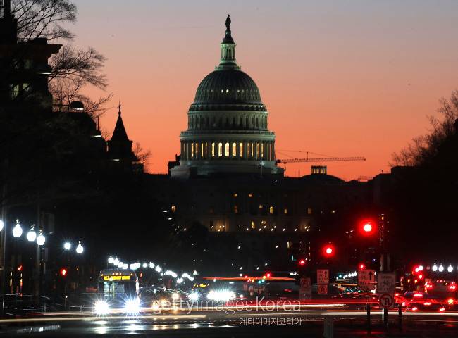 미국 국회의사당이 보이는 워싱턴 D.C. 거리