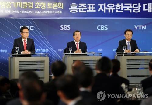 (서울=연합뉴스) 김현태 기자 = 자유한국당 홍준표 대선후보가 26일 오전 서울 종로구 세종문화회관에서 열린 방송기자클럽 초청 토론회에서 질문에 답하고 있다.       mtkht@yna.co.kr