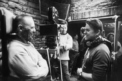 1991년 <양들의 침묵> 제작 현장에서 대화를 나누고 있는 감독 조나단 드미(오른쪽)와 주연 배우 앤서니 홉킨스(왼쪽).