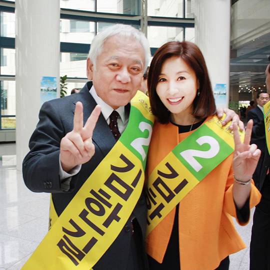 김한길 전 대표의 부인이자 유명 배우 최명길이 안철수 후보 지원활동을 시작한 다음날 ‘국회의원 최명길’이 국민의당에 입당했다. 김한길-최명길 부부 민주당 시절 모습. 사진=김한길 전 대표 SNS 공식계정