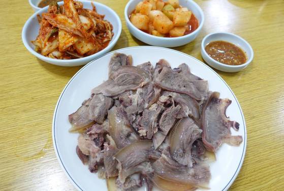 지난 21일의 수육 중(2만원). 소머리 하나를 통으로 삶아 두고 잘라서 내기 때문에 부위별 내용이 늘 같지는 않다. 간장·겨자·고춧가루·파·마늘 등으로 만든 소스가 색다르다.